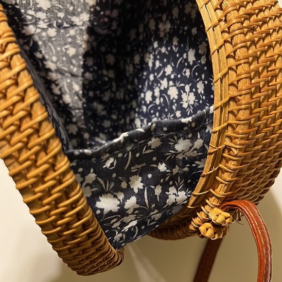 NEW Round Rattan Crossbody - Picture 4 of 8